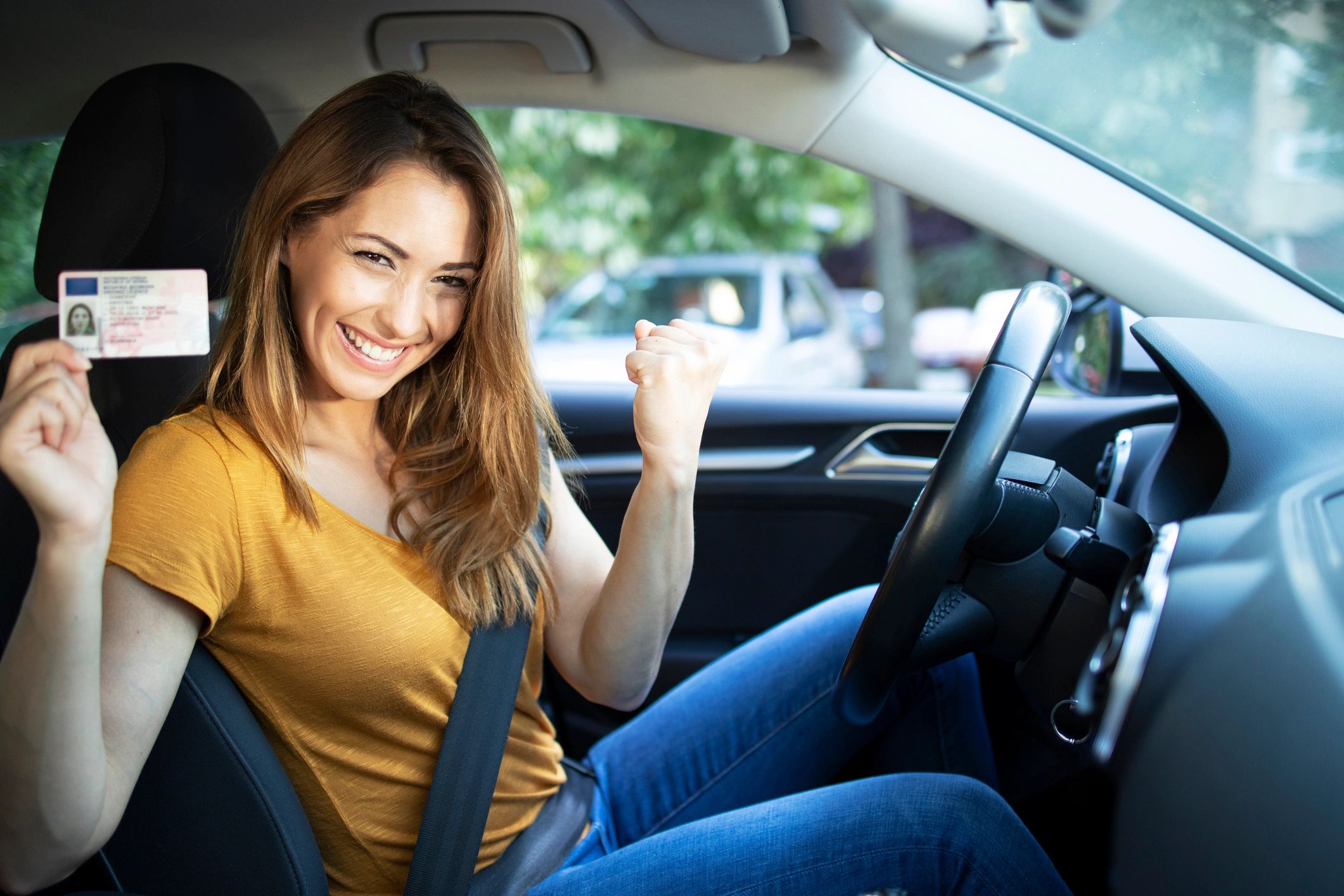 Moniteur de conduite et élève dans une voiture